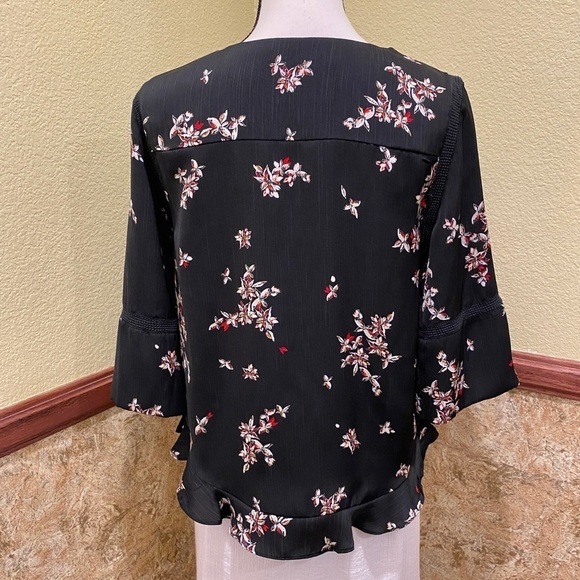 APT 9 Petite Med Black Floral Top Blouse Shirt Ruffle Hem Flowy 3/4 Sleeves - Picture 4 of 8